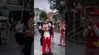 Disneyland Band’s NEW Conductor Looks Familiar! FUNNY Disney Characters #disney #disneyparks