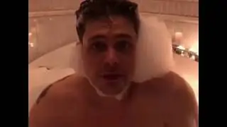 Милош Бикович в ванной.