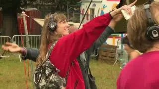 Trois DJ jouent en même temps pour un Silent Disco