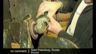 Russia: repairing a Lenin statue's trousers