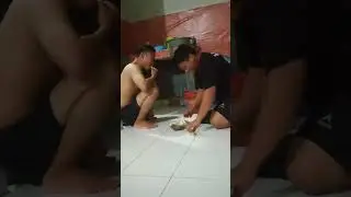 Adik aku lagi makan duren