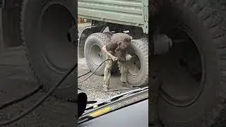 когда у шиномонтажника ну очень длинные волосы