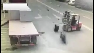Motorsiklet sürücüsünün feci sonu!Forklift bir anda karşısına çıkınca...