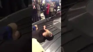 Прикол в аэропорте остановите Вите надо выйти