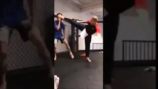 Ван-Дамм РУБАНУЛ чемпиона UFC 