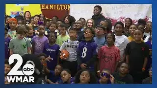 Roquan Smith gives away school supplies for students
