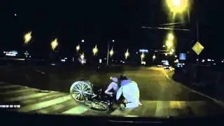 Два велосипедиста упали на пешеходном переходе