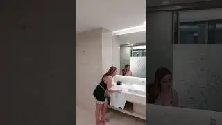 Di jilatin di kamar mandi sampe bersih