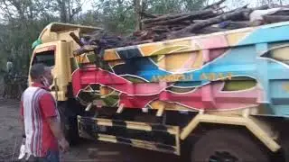 MOBIL TRUCK TERJEBAK DI SEPUTARANG PADANG NANGA RAWA