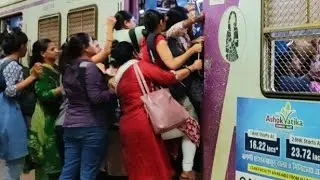 Mumbai local train crowd me ladies Gents logo ki train ke liye fighting | Mumbai Public struggle