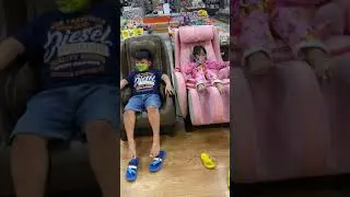Anak kecil coba kursi pijat
