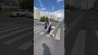 Робот Яндекс Доставки снова переходит дорогу 
