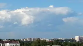 Большие белые облака за окном.