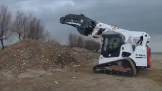 Acessório Bobcat para limpeza de areias (conservação de praias).