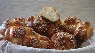 Плетеные булочки с кунжутом 