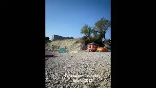 Пляж в  Геленджике в голубой бухте. В 150 метрах у нашего гостевого дома Ундина . Июль 2025.