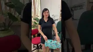 Натали представляет стул для школьника
