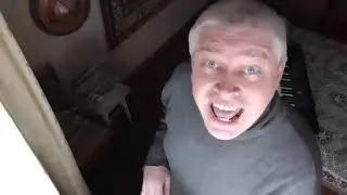 Геннадий Горин поёт в своей комнате.
