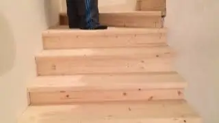 деревянная лестница на бетонном каркасе жидкими гвоздями (handmade wooden staircase)