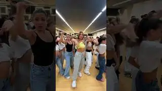 יש פה מישהו שרוצה לבוא לרקוד איתי על הבמה בפארק? 🫢