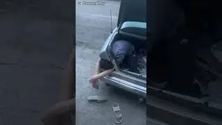 Залез в багажник через отверстие для фонаря