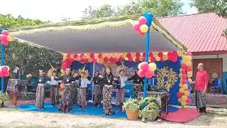 Siswa siswi menari