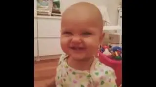 Полина изображает ёжика