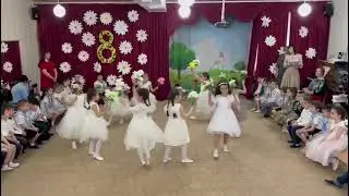 Танец с цветами