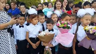 Мика идет в первый класс. Линейка.