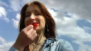 Boso z  wiosennym wiatrem we włosach  