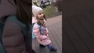 Малышка хочет кушать, зашли в кафе 