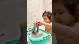 👶Дочка сама стирает свои трусики🩲