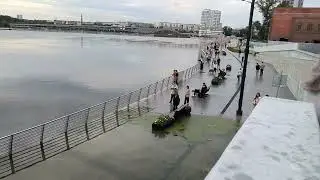 Новая достопримечательность Челябинска - затопленная лавочка