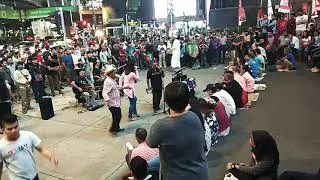 Malaysia Tour: Awesome street performer, this song will make your foot move and make you dance