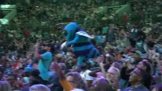 Hornets mascot wasn't happy and fans boo after drafting Brandon Miller over Scoot 😬