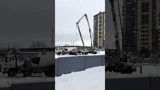 Буровой станок готовится к бурению,  а наш пумик уже на месте