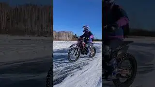 Девушка на мотоцикле на льду 🤯 