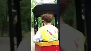 Тася с папой катается на детском поезде в Тольятти.