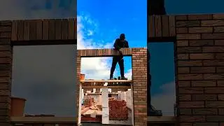 Раскладка кирпича над окном. Brick layout above the window