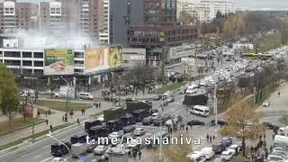 Логойский тракт, Минск. Виден дым от светошумовой гранаты. Машины сигналят