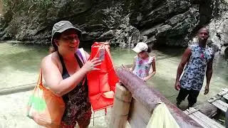 TOMAMOS UNA BALSA PARA VISITAR LA POZA LAS 2 PUERTAS
