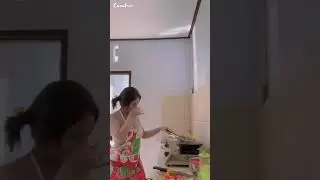 Cewe tete gede besar Ngewe di dapur 