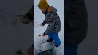 Папа с сыном на зимней рыбалке!!!👍💯 Подрастающее поколение!!!