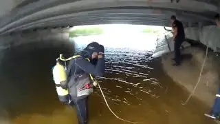 Работают водолазы МЧС. Прыжки с моста. Жесть 18+.