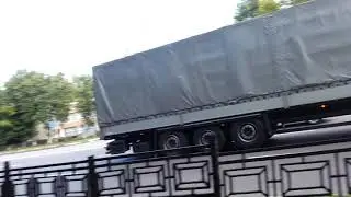 Идем по улице.