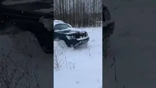 Jeep Grand Cherokee валит по снегу