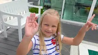 Алиса играет в магазин игрушек ! Alice  play in INFLATABLE toys store !!!