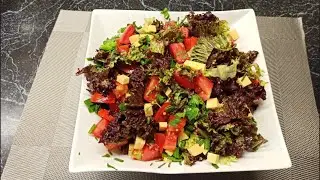 Лёгкий салат из листьев салата с сыром и помидорами
