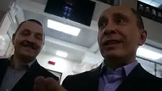 ▶️ Полицейские в недоумении: почему юриста Антона Долгих не пускают в избирком?