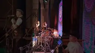 Юный барабанщик показал взрослым дядькам,  как надо играть! 
